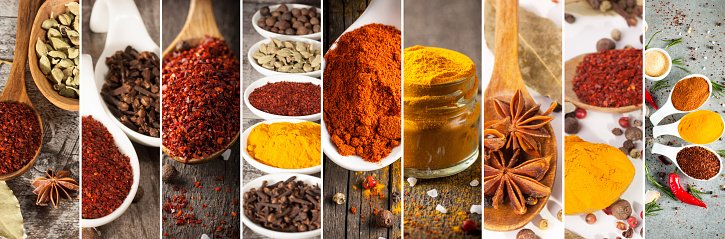 Karışık baharatlar ve tahta kaşık